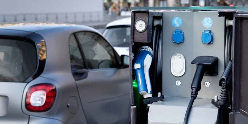 Laddstation i Skara redo att användas för elbilsladdning