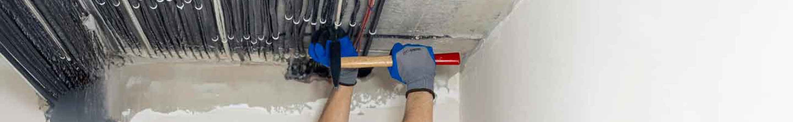 Installatör monterar ventilationssystem i innertak