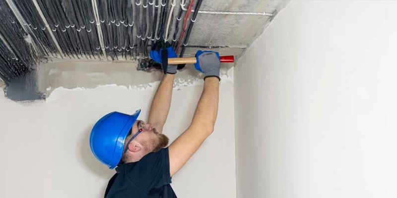 Installatör monterar ventilationssystem i innertak