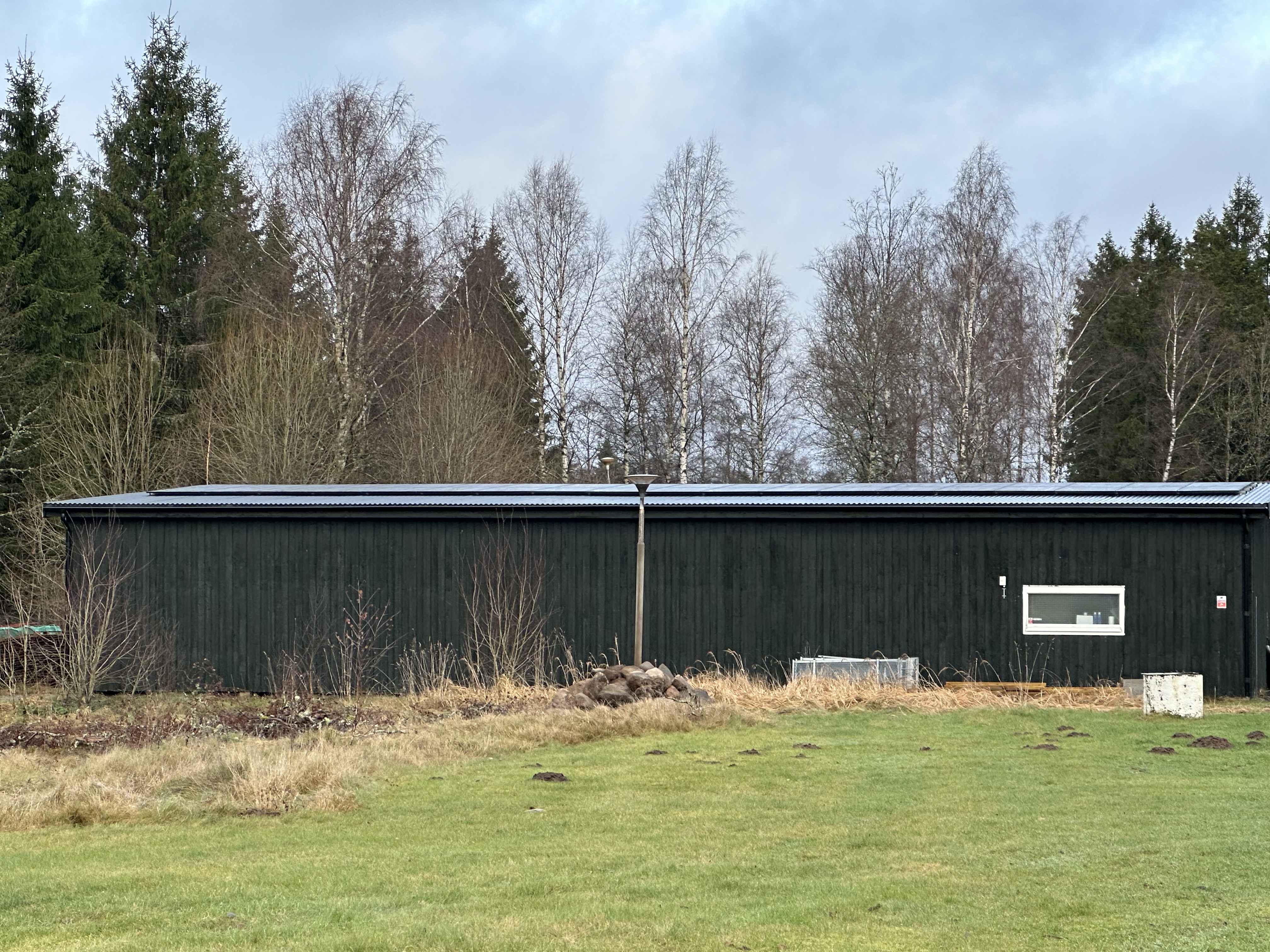Garagebyggnad på Sämshov idrottsplats med solpaneler installerade på taket