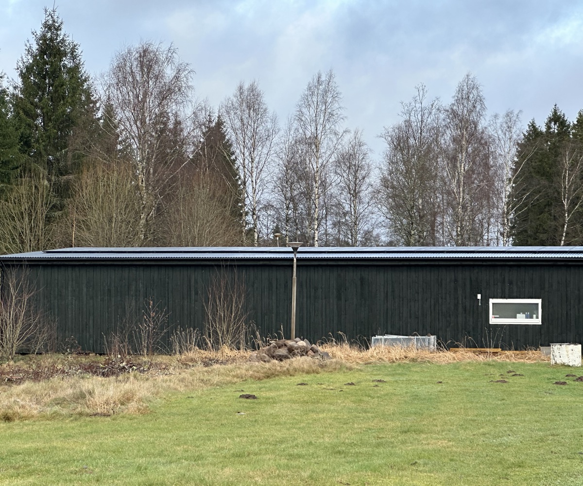 Garagebyggnad på Sämshov idrottsplats med solpaneler installerade på taket