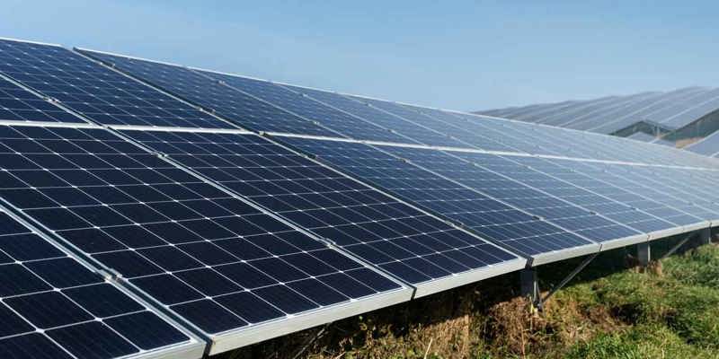 Solcellsparkering med solpaneler för BRF