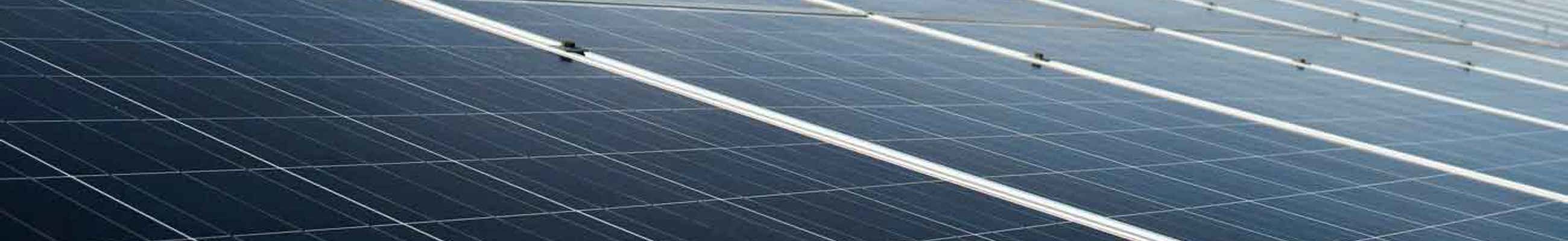 Moderna batterienheter i rad framför solpanelfält för energilagring i företag