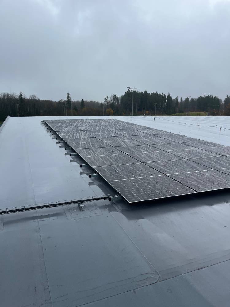 Vertikal vy av solpaneler på tak installerade av Bogesunds El & Tele vid Ulricehamns IFK