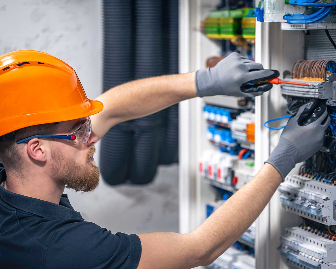 Elinstallation utförs av elektriker vid elskåp