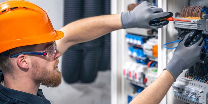 Elinstallation utförs av elektriker vid elskåp