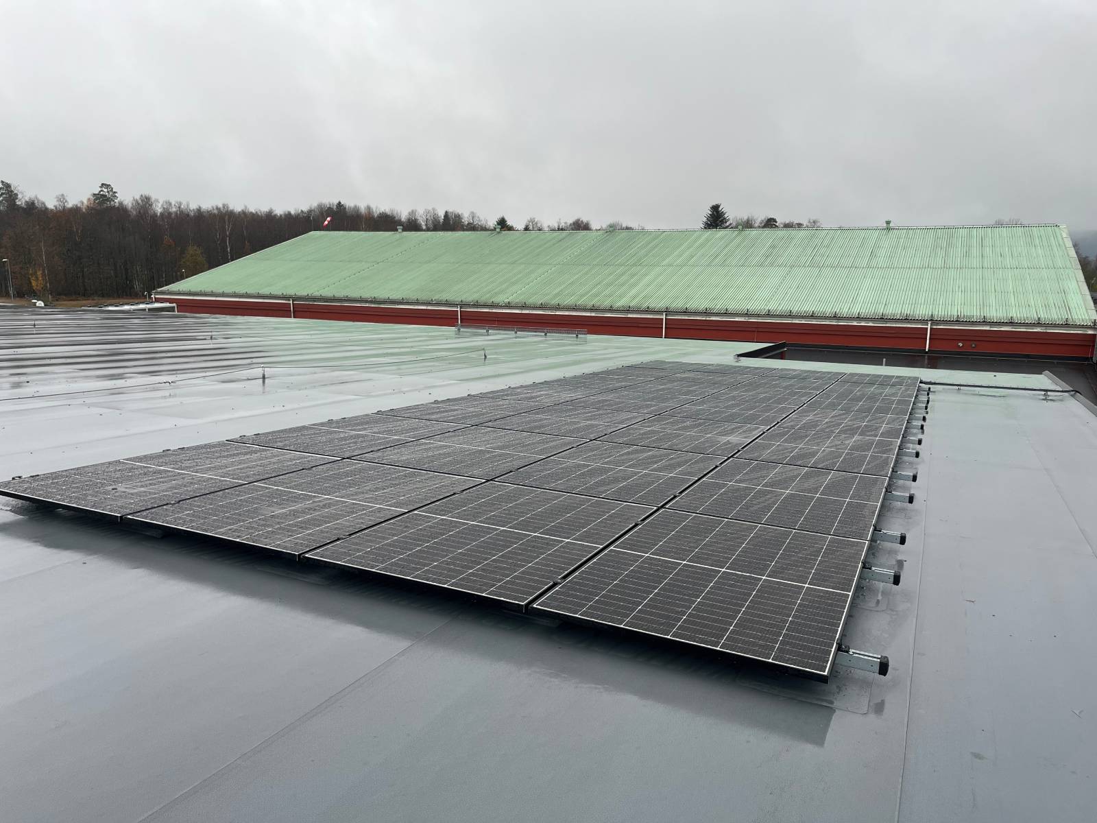 Solcellsanläggning installerad av Bogesunds El & Tele på Ulricehamns IFK vid Lassalyckan