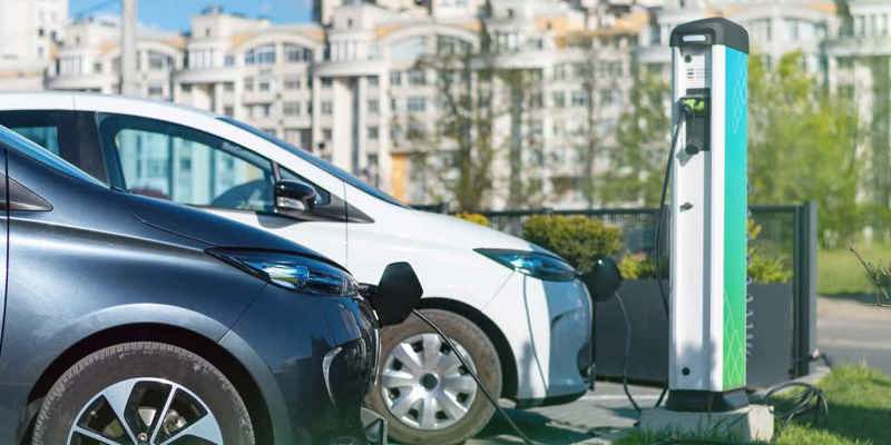 Elbilar som laddas vid laddstation utanför bostadsrättsförening