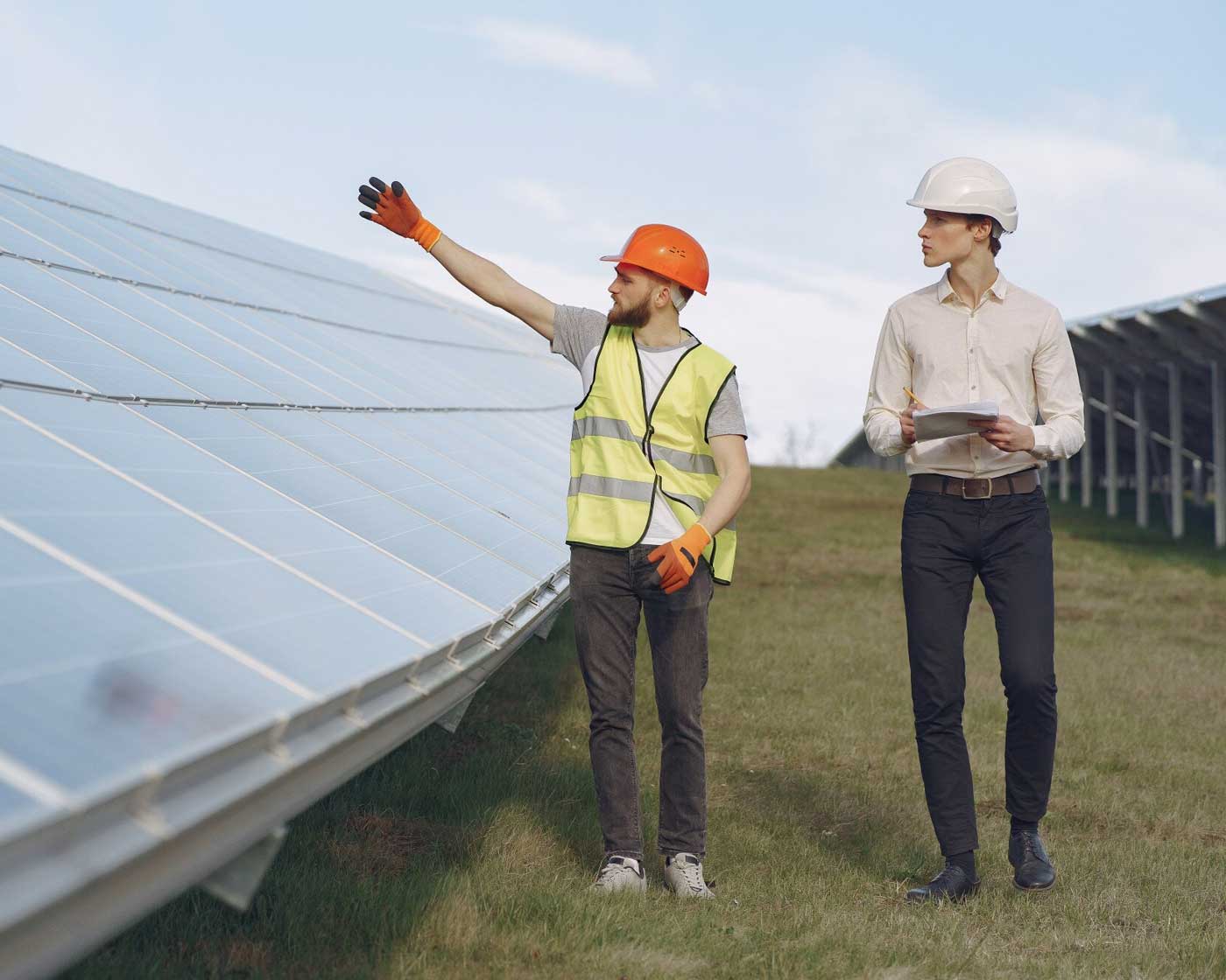 Solcellsanläggning i solnedgång – hållbar investering för företag