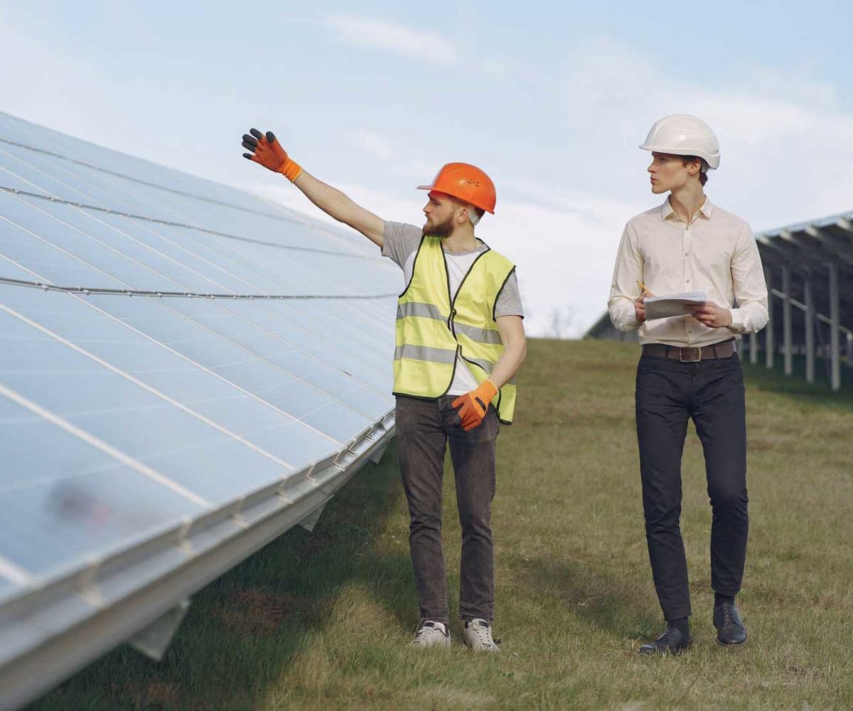 Solcellsanläggning i solnedgång – hållbar investering för företag