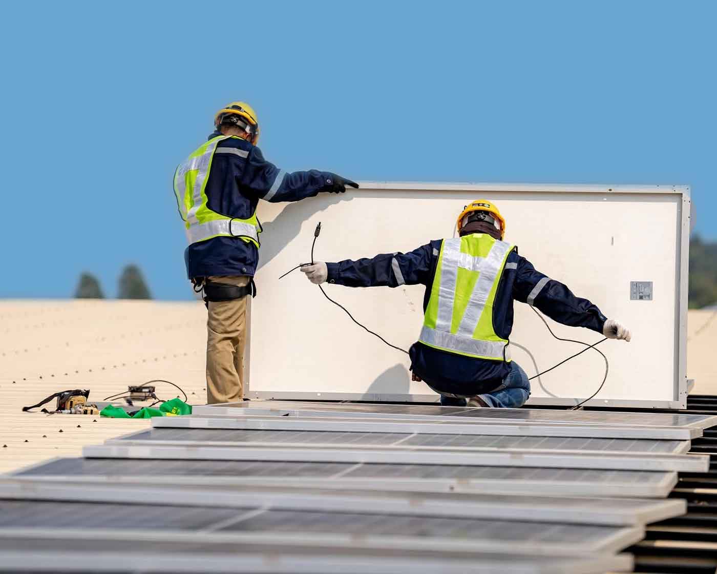 Närbild av installation av solpaneler med verktyg och montör