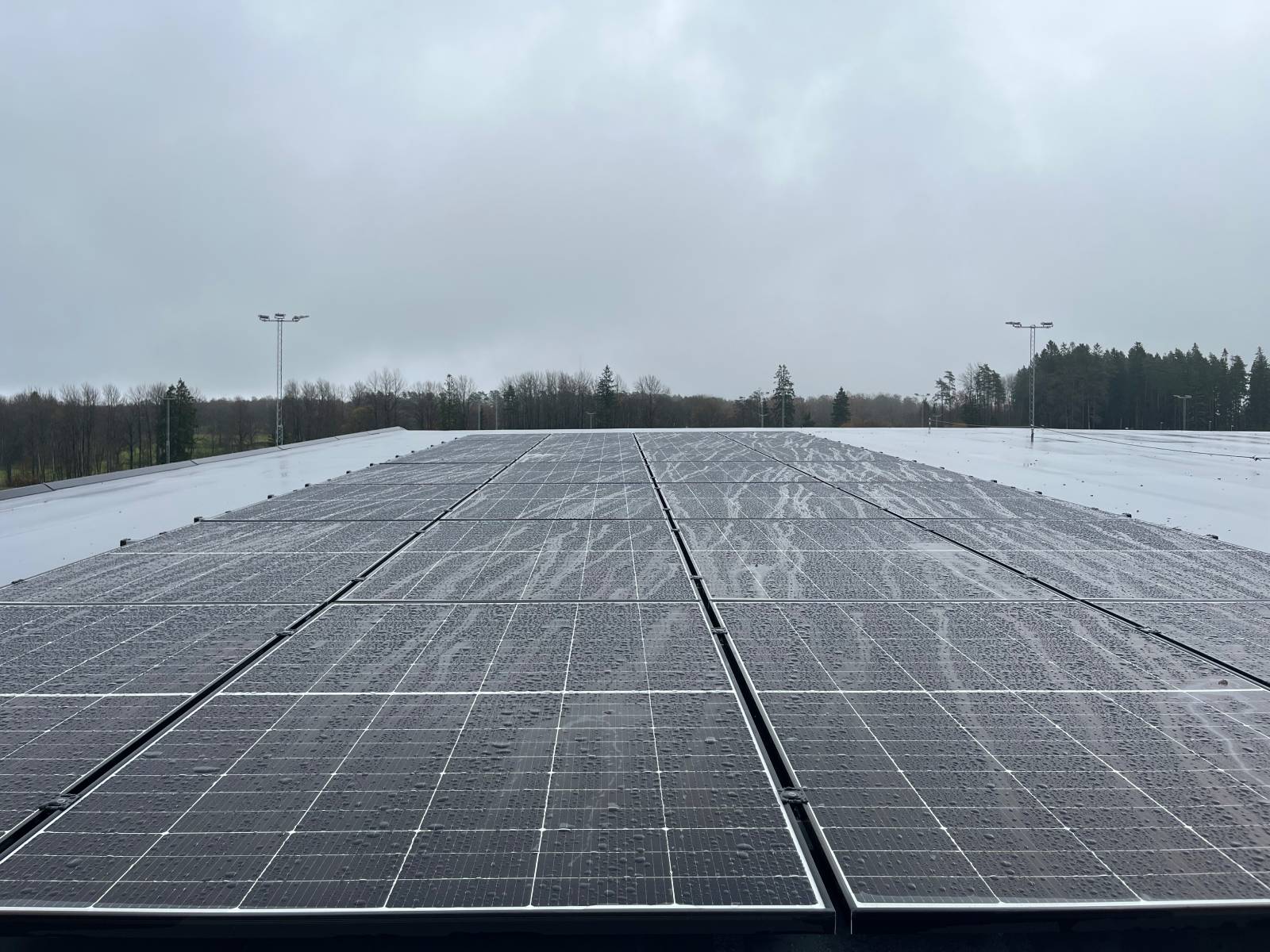 Lång vy över solpaneler på tak installerade av Bogesunds El & Tele vid Ulricehamns IFK