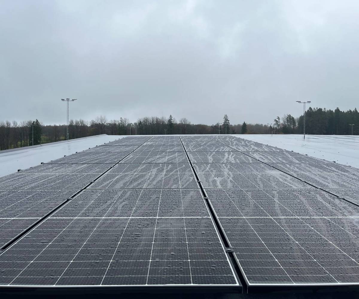 Lång vy över solpaneler på tak installerade av Bogesunds El & Tele vid Ulricehamns IFK