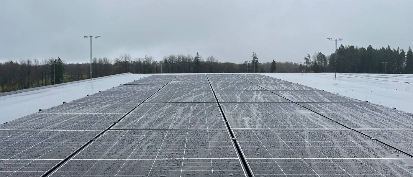 Lång vy över solpaneler på tak installerade av Bogesunds El & Tele vid Ulricehamns IFK