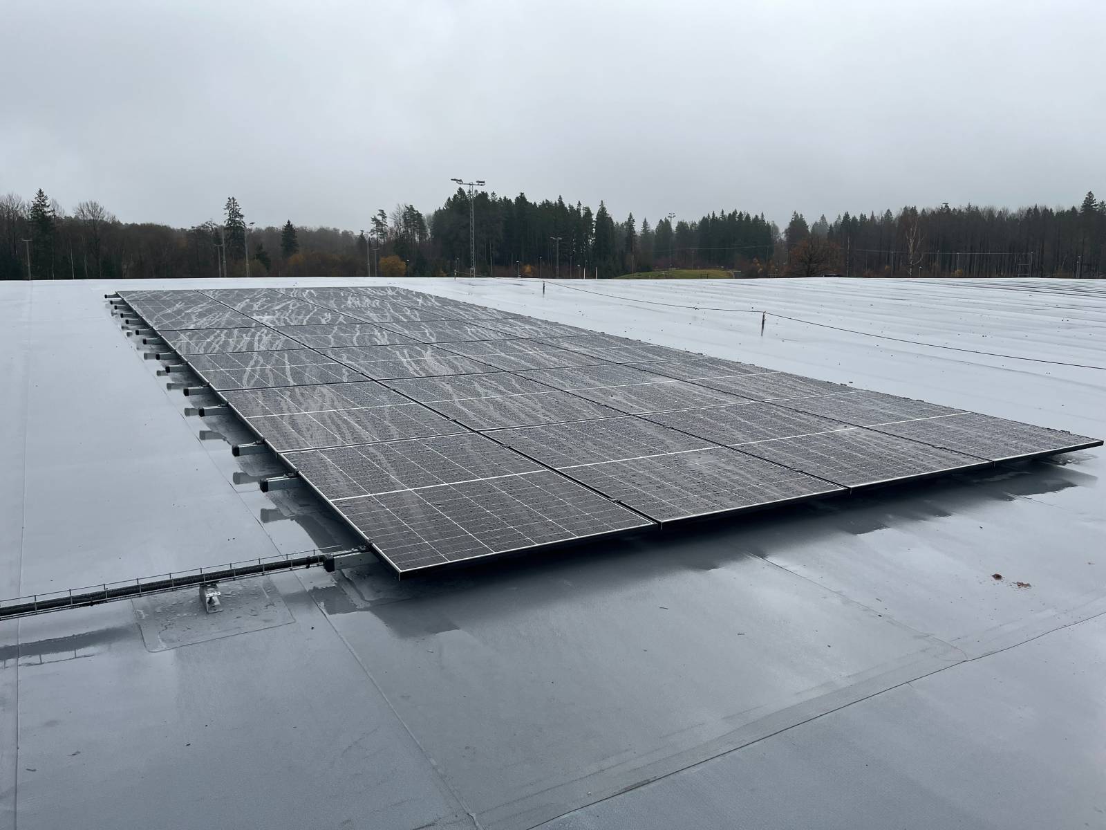 Solpaneler på tak vid Ulricehamns IFK installerade av Bogesunds El & Tele