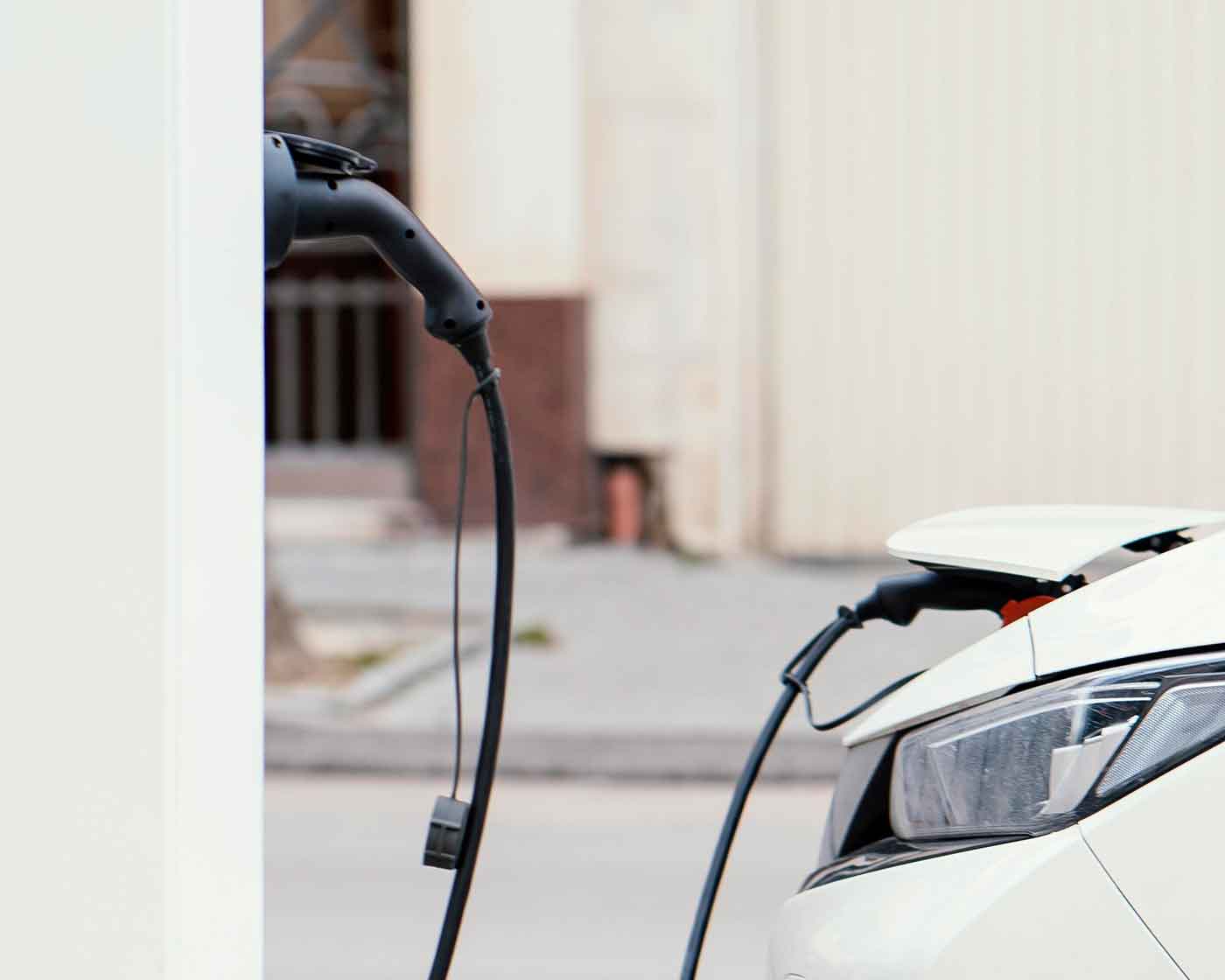 Elbil ansluten till laddstation i Ljungby för säker och smidig laddning