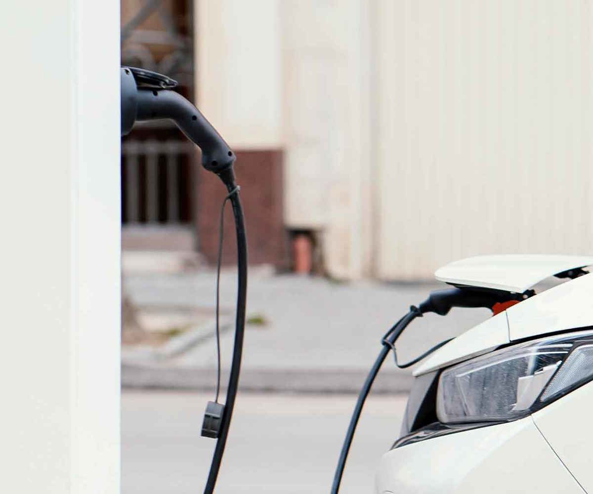 Elbil ansluten till laddstation i Ljungby för säker och smidig laddning