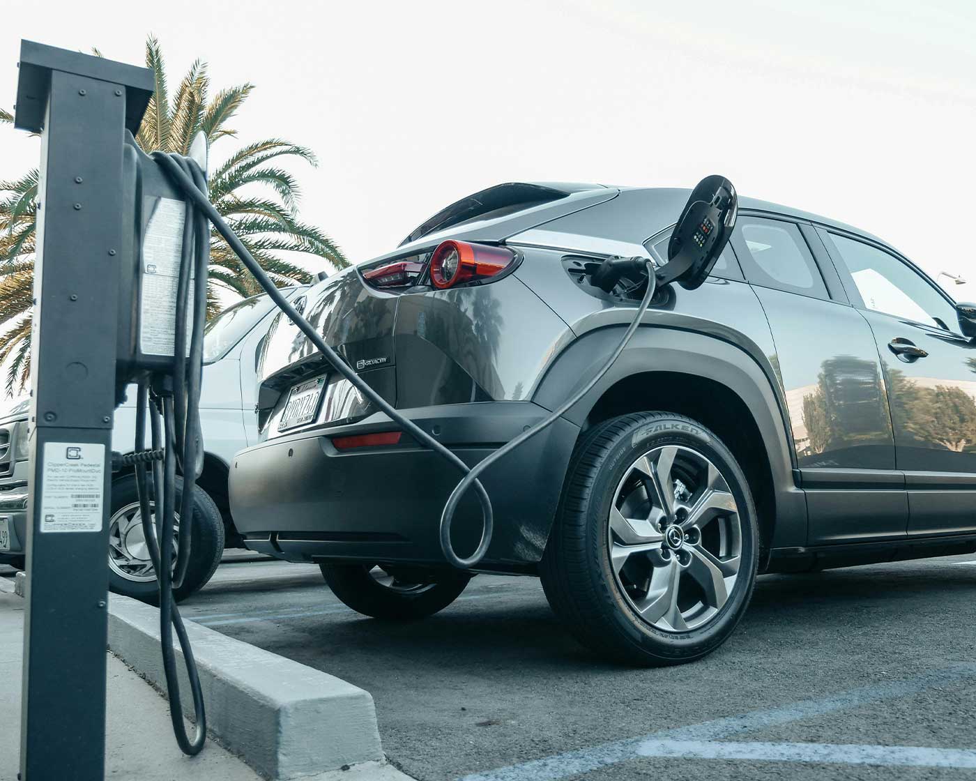 Elbil laddas på BRF-parkering med installerad laddare