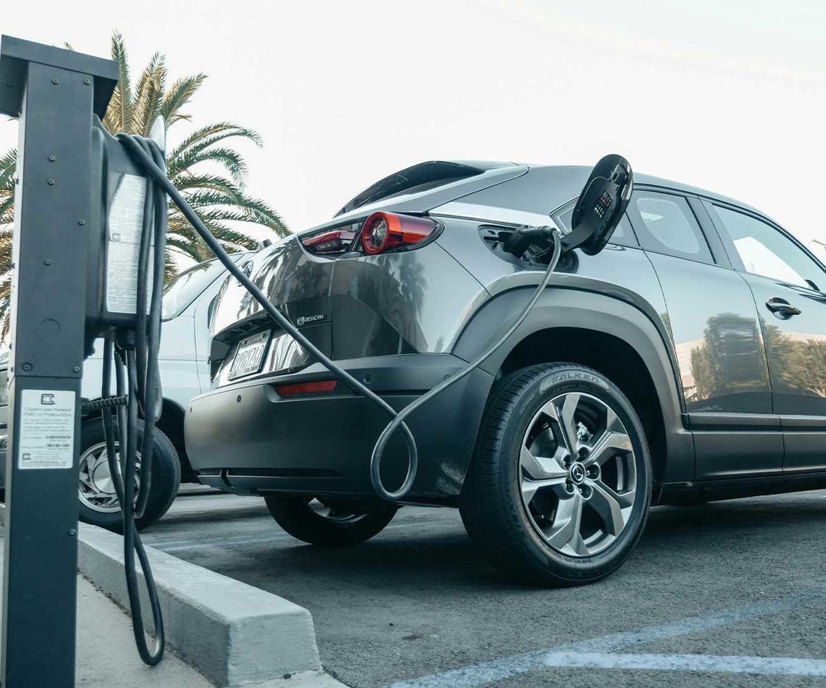 Elbil laddas på BRF-parkering med installerad laddare