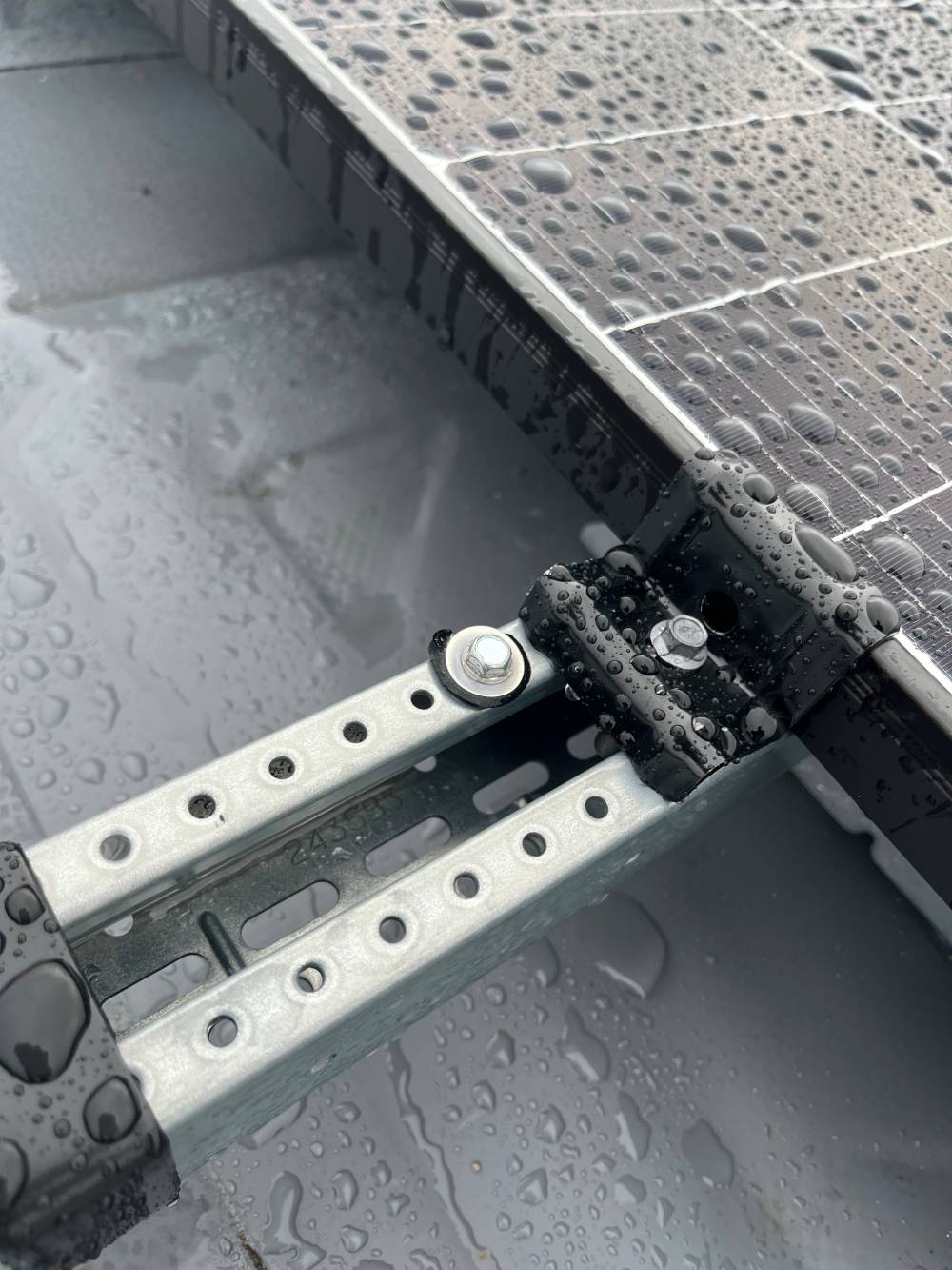 Närbild av monteringssystem för solpaneler installerat av Bogesunds El & Tele vid Ulricehamns IFK