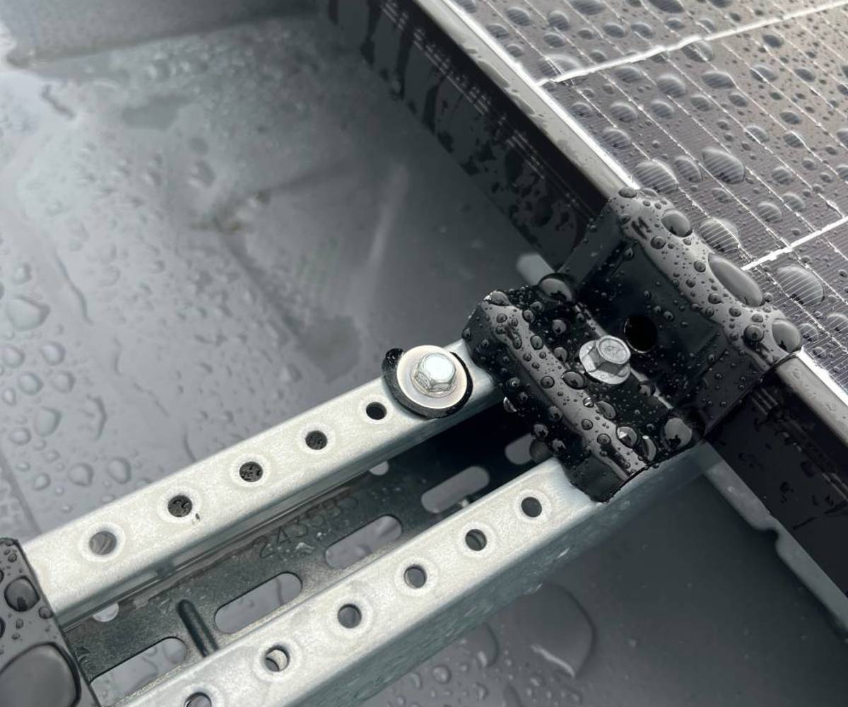 Närbild av monteringssystem för solpaneler installerat av Bogesunds El & Tele vid Ulricehamns IFK