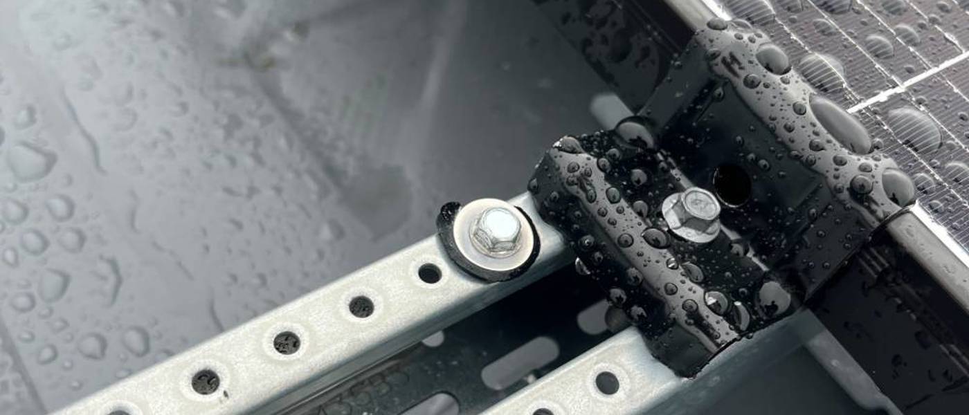 Närbild av monteringssystem för solpaneler installerat av Bogesunds El & Tele vid Ulricehamns IFK