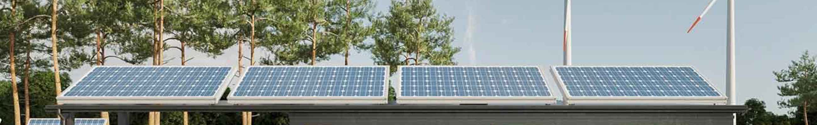 Solcellsanläggning med carport och vindkraftverk vid bostadsrättsförening
