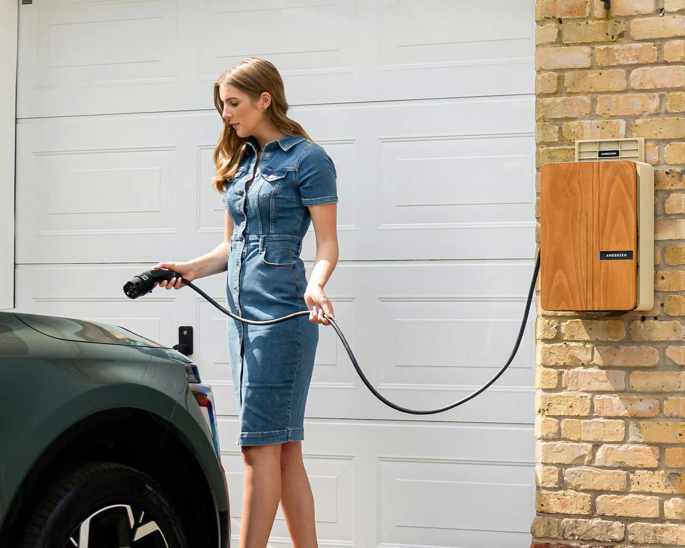 Närbild av elbil som laddas vid hemmaladdstation