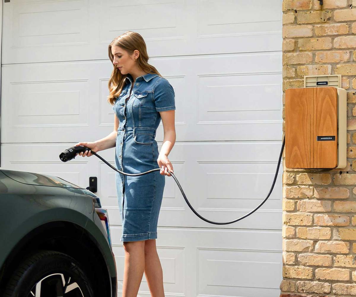 Närbild av elbil som laddas vid hemmaladdstation