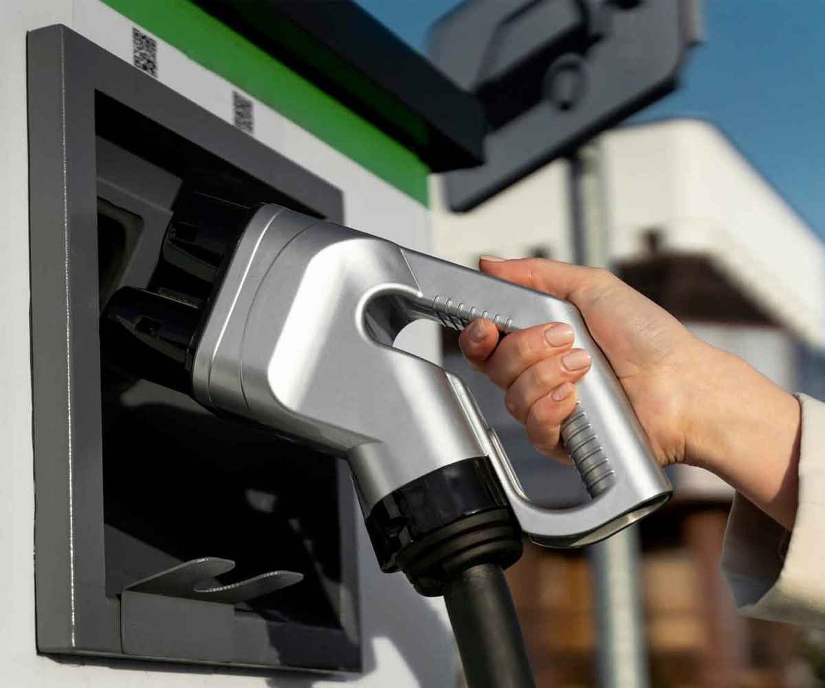 Person som laddar elbil med säker och flexibel laddlösning i Mariestad